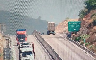 Thót tim cảnh 3 em nhỏ chơi đùa giữa cao tốc Cam Lâm - Vĩnh Hảo