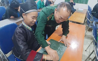 Chuyện 'gieo chữ' nơi phên giậu Tổ quốc