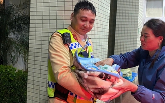 Thiếu tá công an dẫn đường cho xe chở sản phụ chuyển dạ đi cấp cứu