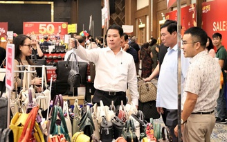 Cần Thơ: Hàng nghìn người 'săn' hàng hiệu giảm giá 10 - 80%