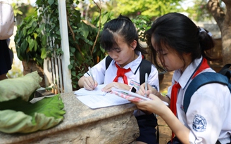 Học sinh trải nghiệm các trạm cảm xúc dự thi 'Văn hay chữ tốt'