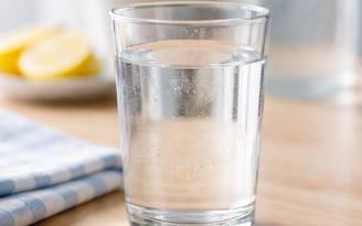 Uống nước tưởng đơn giản, vì sao nhiều người vẫn làm sai?