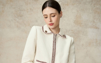 Váy dài và áo khoác tweed dáng ngắn, cặp đôi hoàn hảo cho những ngày cuối năm