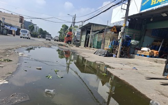 Nghẹt cống, nước thải tràn ra đường