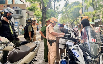 Đỗ xe máy trên vỉa hè: CSGT phạt nhiều trường hợp vi phạm ở trung tâm TP.HCM