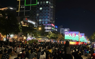 Cổ vũ U.23 Việt Nam đấu Trung Quốc trên 6 màn hình LED khổng lồ tại phố đi bộ Nguyễn Huệ