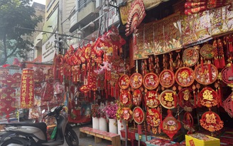 Vào mùa kinh doanh tết, phố phụ kiện trang trí rực rỡ sắc màu