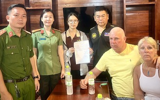 Phú Quốc: Hỗ trợ 2 du khách người Anh nhận lại hơn 260 triệu đồng