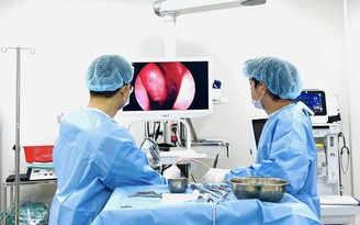 Giải phóng đường thở cho người đàn ông nghẹt mũi 5 năm, lệ thuộc thuốc co mạch