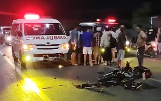 Tai nạn giữa xe cứu thương và xe máy khiến 2 người tử vong