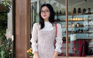 Áo cổ cao phối cùng váy hai dây tạo nét tinh tế cho ngày giao mùa