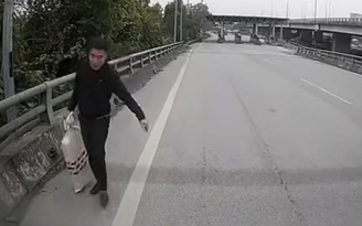 Người đàn ông kể khoảnh khắc nhặt được bao tải chứa 1 tỉ trên cao tốc