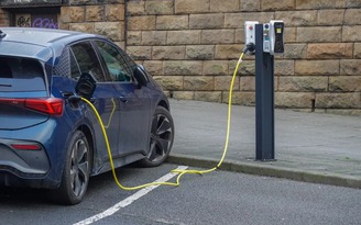 Thí điểm đỗ xe điện miễn phí trong thành phố, quy định mới gây tranh cãi