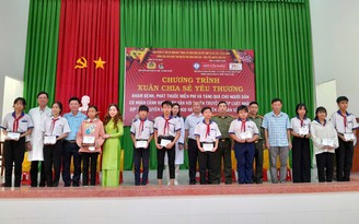 Chương trình ‘Xuân chia sẻ yêu thương’ đến với người dân xã Cái Bè, tỉnh Đồng Tháp