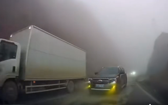 Tài xế ô tô biển xanh vượt xe tại đường đèo dốc suýt gây tai nạn