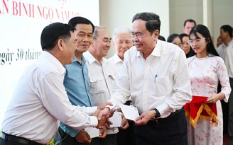 Chủ tịch Quốc hội thăm, tặng quà gia đình chính sách tại Cần Thơ