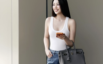 Áo tank top kết hợp quần jeans tạo nên vẻ ngoài trẻ trung, cá tính