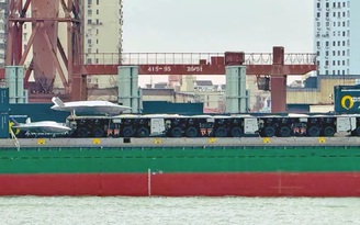 Tàu hàng Trung Quốc mang ống tên lửa vừa có thêm máy phóng UAV?