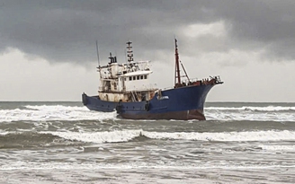 Tàu vỏ sắt 300 tấn nghi của nước ngoài trôi dạt vào bờ biển Quảng Ngãi