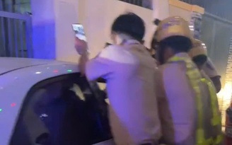 CSGT TP.HCM truy bắt thanh niên đánh tài xế, cướp taxi công nghệ