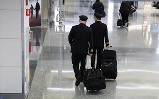 Tiết lộ lương 'khủng' của phi công Mỹ gây choáng