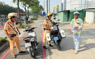 CSGT phạt hàng loạt xe máy đi vào làn đường riêng cho xe đạp ở TP.HCM