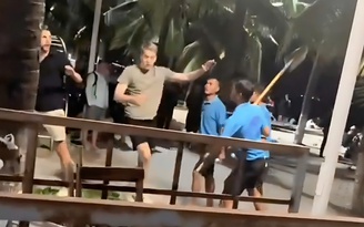 Đình chỉ quán bar có nhân viên dọa đánh du khách nước ngoài