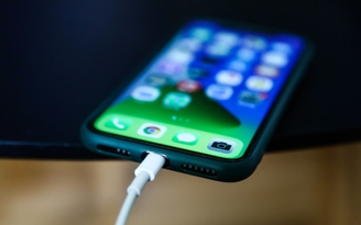 Đâu là vị trí tốt nhất để cắm sạc pin điện thoại qua đêm?