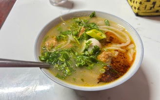 Quán bánh canh không tên giá 15.000 đồng ở Huế: Vài giờ bán hết 3 nồi lớn