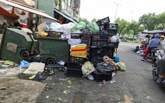 Nhiều điểm tập kết rác trước nhà dân
