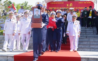 Trao bằng Tổ quốc ghi công liệt sĩ Phạm Văn Tuân hy sinh tại Trường Sa