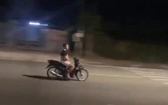 Buông 2 tay khi điều khiển, nam thanh niên bị CSGT tịch thu xe máy