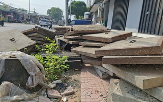 Nắp hố ga để tràn lan vỉa hè, cản trở lối đi