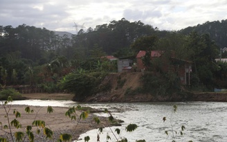 Sạt lở bờ sông Pô Kô uy hiếp khu dân cư và trường học