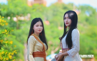 Thiếu nữ Chăm rạng rỡ trong trang phục truyền thống tại lễ hội Katê 2026