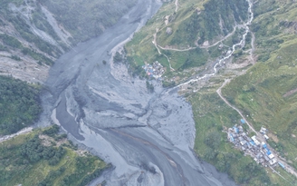 Dòng lũ bùn ập tới bất ngờ cuốn phăng nhà cửa, cầu đường ở Nepal