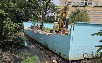 Tháo dỡ tường rào xây không phép ven rạch Ông Dí, người dân mong xử lý cả phần móng