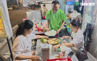 Quán bánh xèo gần 60 năm ở Quy Nhơn, con gái quyết không bỏ nghề của mẹ