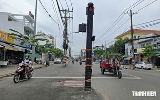 Trụ đèn đứng giữa đường
