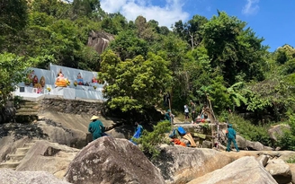 Thực hư tin đồn 'nước thánh' chữa bệnh ở hồ Đá Xẻ
