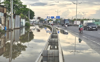 Đường Võ Trần Chí ở TP.HCM ngập kéo dài, người đi xe máy phải lấn sang làn ô tô