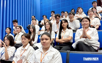 Thầy hiệu trưởng khuyên tân sinh viên tích lũy giá trị, ứng dụng AI có trách nhiệm Thầy hiệu trưởng khuyên tân sinh viên tích lũy giá trị, ứng dụng AI có trách nhiệm