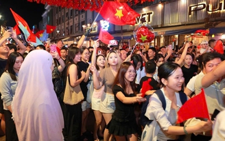 'Phố Tây' Huế về đêm: Có gì vui mà tây, ta kéo nhau đến nườm nượp?