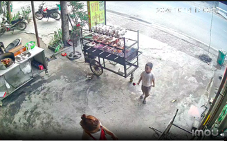 Cậu bé 3 tuổi xin hoa hàng xóm, quỳ xuống tặng mẹ: Khoảnh khắc 'tan chảy'