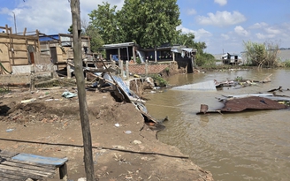 Sạt lở sông Tiền cuốn sập 2 căn nhà ở Đồng Tháp