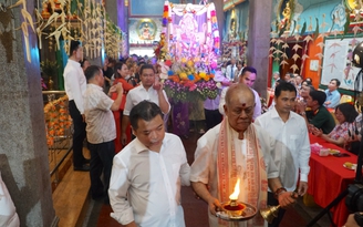 Hàng trăm người rước kiệu, xin lửa ngày vía Bà Mariamman ở trung tâm TP.HCM