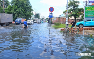 Mưa lớn trưa 21.10, 'rốn ngập' ở TP.HCM lênh láng nước đen ngòm