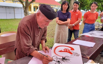 Thư pháp gia cả nước hội tụ về Huế trình diễn 'Hồn Việt qua nét bút'