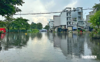 Mưa lớn ở TP.HCM chiều 22.10: Khu dân cư Bình Hưng ngập mênh mông