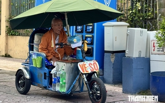 Vòng xoáy đường cùng sinh kế: Phải bảo vệ người bán vé số dạo